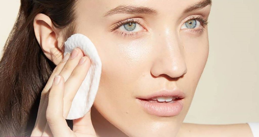 بررسی تأثیر پد پاک کننده آرایش برای پوست چرب