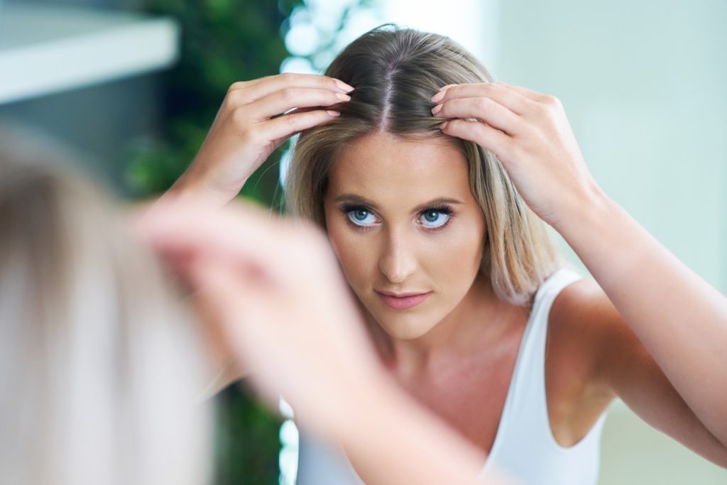 عوامل موثر بر ریزش مو و راه‌ های پیشگیری از آن