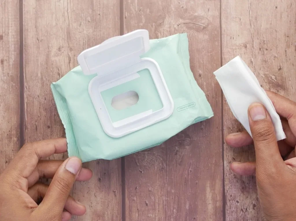 سازگاری با استفاده روزانه اگر قصد دارید بهصورت مداوم و روزانه از دستمال مرطوب استفاده کنید، باید مطمئن شوید که محصول انتخابیتان برای استفاده مکرر طراحی شده است. برخی از محصولات فقط برای استفاده گاهبهگاه مناسب هستند و مصرف روزانه آنها ممکن است باعث خشکی یا تحریک پوست شود. دستمال مرطوب برای پوست های چرب اگر بهدرستی فرموله شده باشد، میتواند چربی اضافه را بدون آسیب به سد دفاعی پوست از بین ببرد. بنابراین هنگام انتخاب، به دستور مصرف و میزان ملایمت محصول توجه کنید تا برای روتین روزانه مناسب باشد.